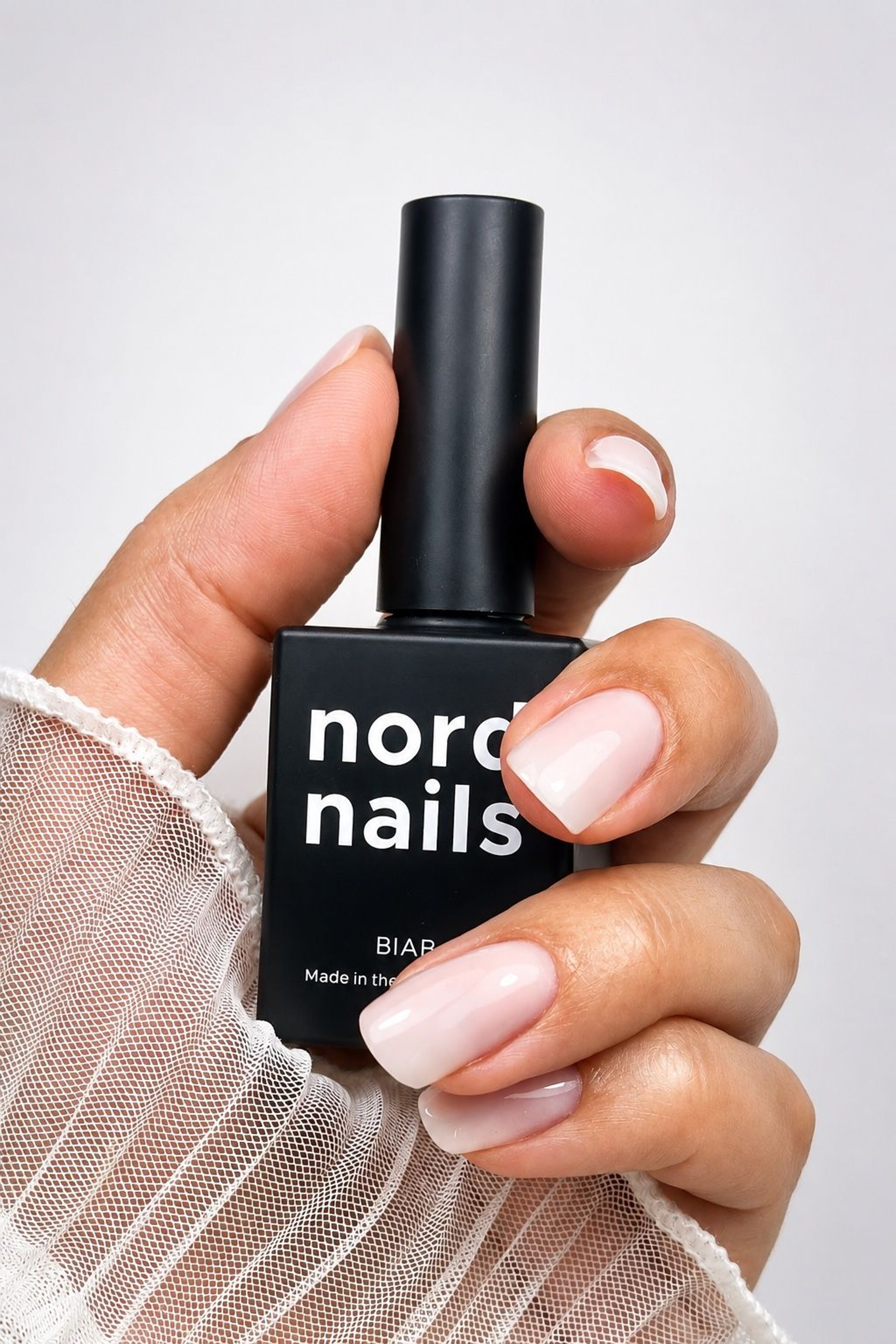 BIAB Milky Veil op de nagels, flesje in de hand